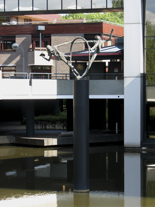 905391 Afbeelding van het bronzen beeldhouwwerk 'Communicatiecirkel', gemaakt door Jits Bakker, in 2001 onthuld bij het ...